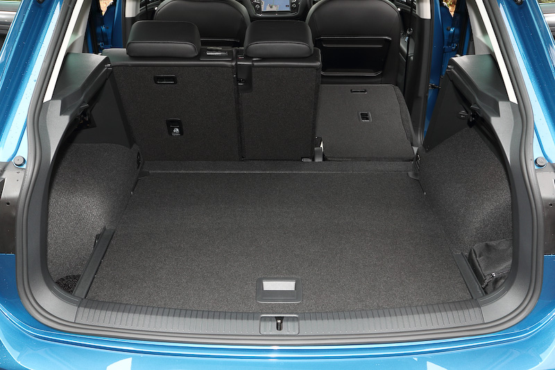ラゲッジルーム容量は先代比で145L増の615Lに。6：4分割可倒式のリアシートを折り畳むことで最大1655Lまで拡大することができる