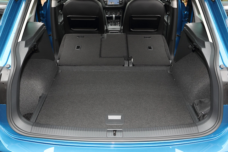 ラゲッジルーム容量は先代比で145L増の615Lに。6：4分割可倒式のリアシートを折り畳むことで最大1655Lまで拡大することができる