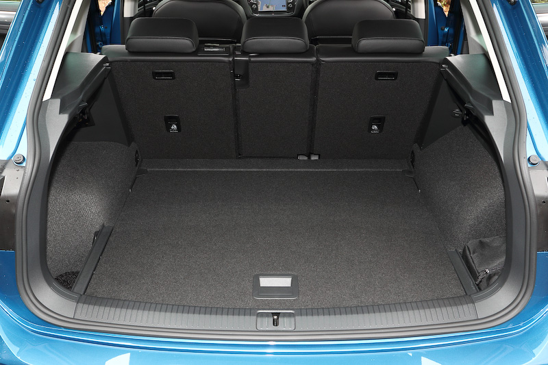 ラゲッジルーム容量は先代比で145L増の615Lに。6：4分割可倒式のリアシートを折り畳むことで最大1655Lまで拡大することができる
