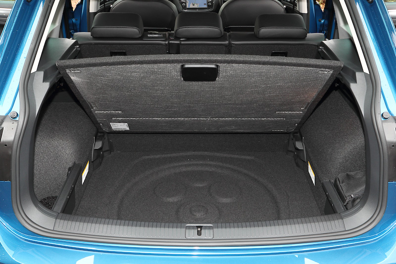 ラゲッジルーム容量は先代比で145L増の615Lに。6：4分割可倒式のリアシートを折り畳むことで最大1655Lまで拡大することができる