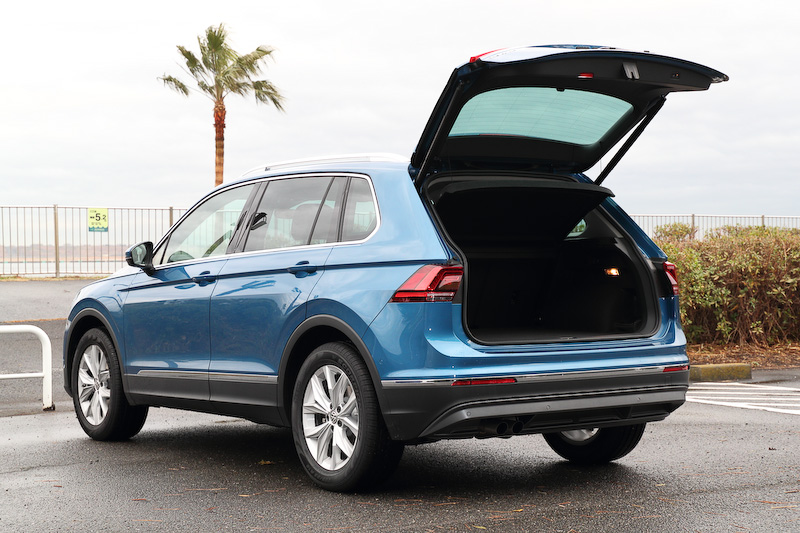 パワーテールゲートはキーを保持した人がリアバンパー下で足の出し入れをすると、センサーが反応して自動でテールゲートが開き、テールゲートから離れると自動でテールゲートが閉じ、ロックも自動で行なう「Easy Open ＆ Easy Close」機能付