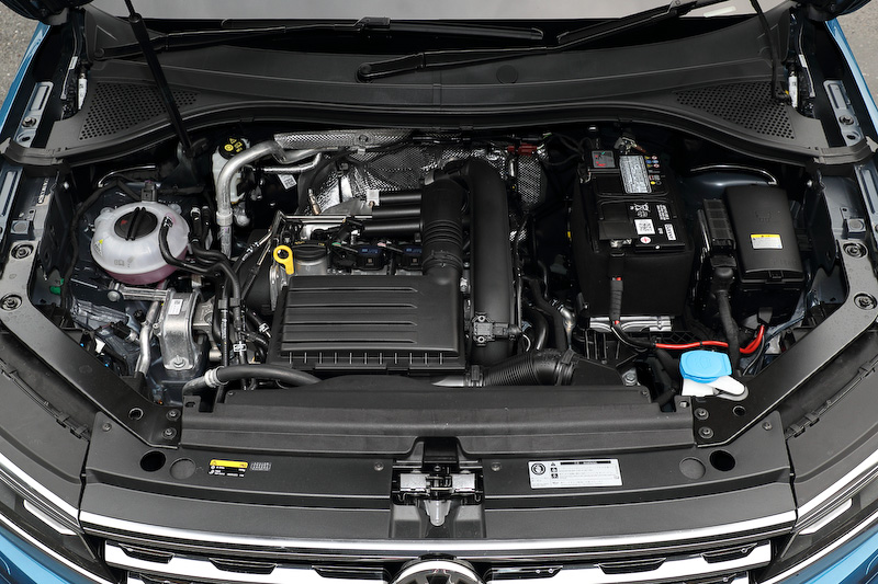 新型ティグアンが搭載する直列4気筒DOHC 1.4リッターターボエンジンは最高出力110kW（150PS）/5000-6000rpm、最大トルク250Nm（25.5kgm）/1500-3500rpmを発生。JC08モード燃費は全グレード16.3km/Lとなっている