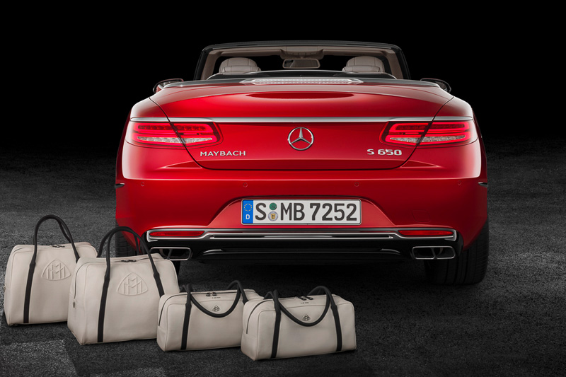 オープン時にソフトトップがラゲッジカバーに収納され、荷物に汚れが移らない工夫が施されている