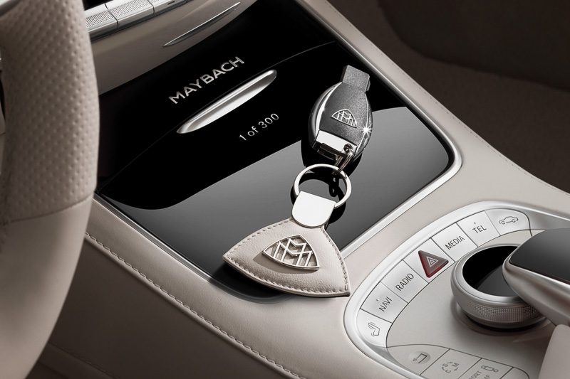 Mの文字を組み合わせたマイバッハのエンブレムを使い、内装とコーディネートしたキーホルダーが付属。センターコンソールには300台限定のうちの1台であることを示す「1of300」の文字がクロームメッキで設定