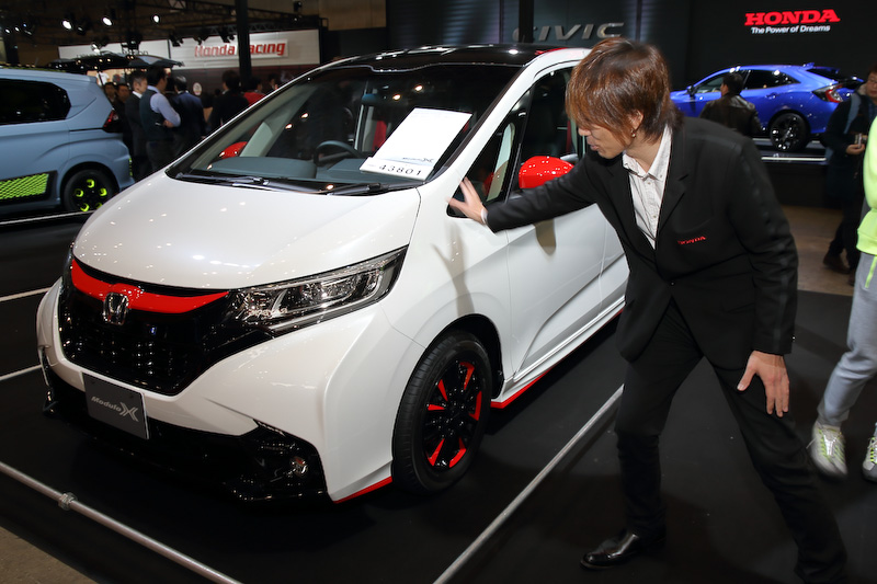 FREED Modulo X Concept。コンパクトなクルマながらも、堂々とした佇まいにするための要素がフロントエアロバンパーのデザインに組み込まれている