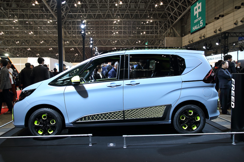 “アクティブなクルマ”ということを表現するために追加されたプロテクター類とサイドモールディング。車高も30mmアップしている