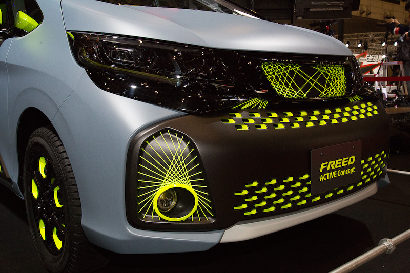 外観で最大の特徴となっているのがネット状のデザイン。アウトドアイメージを出すためスニーカーがモチーフになっている