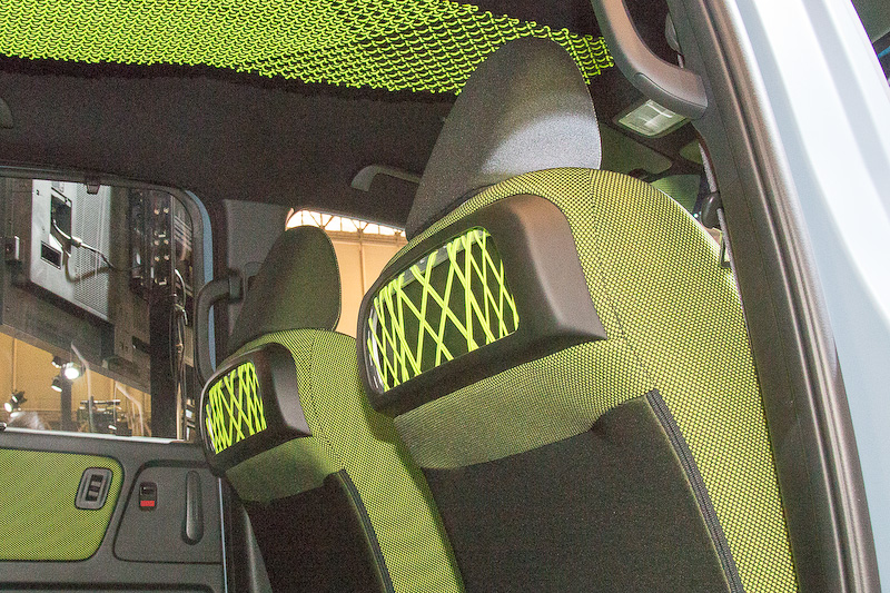 前席のシートバックに設けられた小物入れ。ネットを使うことでさまざまな形状のものを収納できる。これは前席のドアトリムやダッシュボードにもほしい装備だ