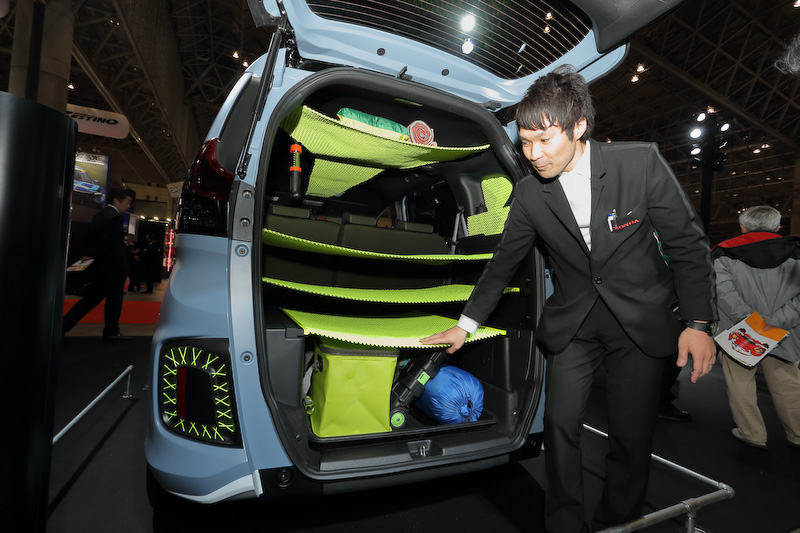 ラゲッジルームの使い勝手も増している。ネットの材質は建築用の材料とのこと。こういった素材はクルマの用品には使われていないので、三井氏は自ら素材探しをしたという