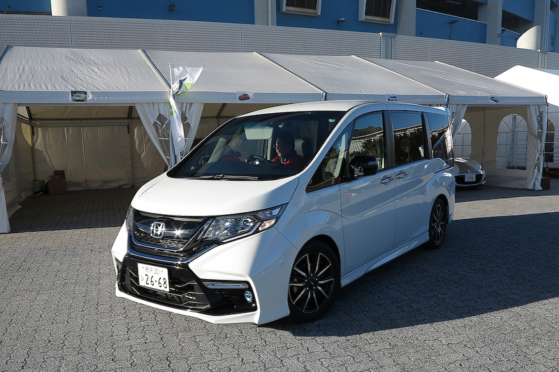 東京オートサロン 2017では、マリンスタジアムの外周を使って体感試乗会が行なわれた。ステップワゴン Modulo Xも試乗車が用意されていて、試乗も好評だったようだ