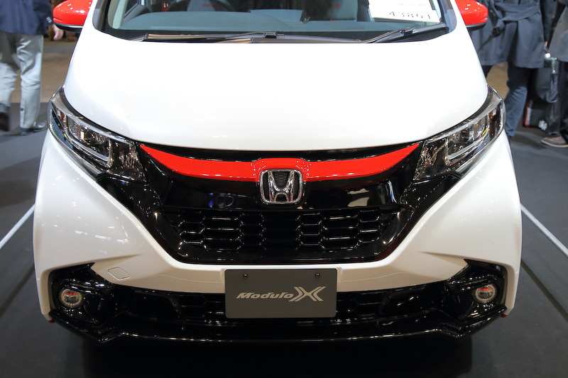 Modulo Xを表すカラーとして白いボディに赤い差し色、ルーフは黒というイメージで統一。印象付けつつ、派手になりすぎないところを狙ったという