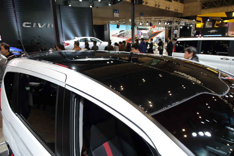 Modulo Xを表すカラーとして白いボディに赤い差し色、ルーフは黒というイメージで統一。印象付けつつ、派手になりすぎないところを狙ったという