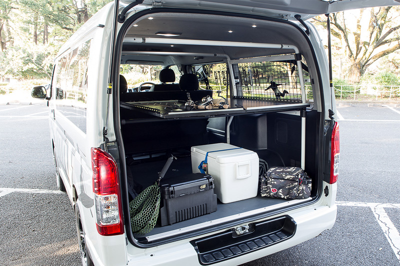 広いラゲッジルームとラゲッジユーティリティフレームを最大限活用してフィッシングギアを機能的に収納した仕様MRT Type I