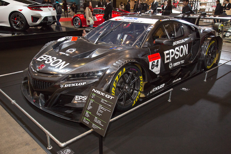 ホンダブース内に設けられたHonda Racingコーナーに展示されていた2017年仕様のNSX-GT。これは64号車「Epson Nakajima Racing」のマシン。レースにおいて重要なアイテムとなるダンロップタイヤとModulo製ホイールも装着されていた