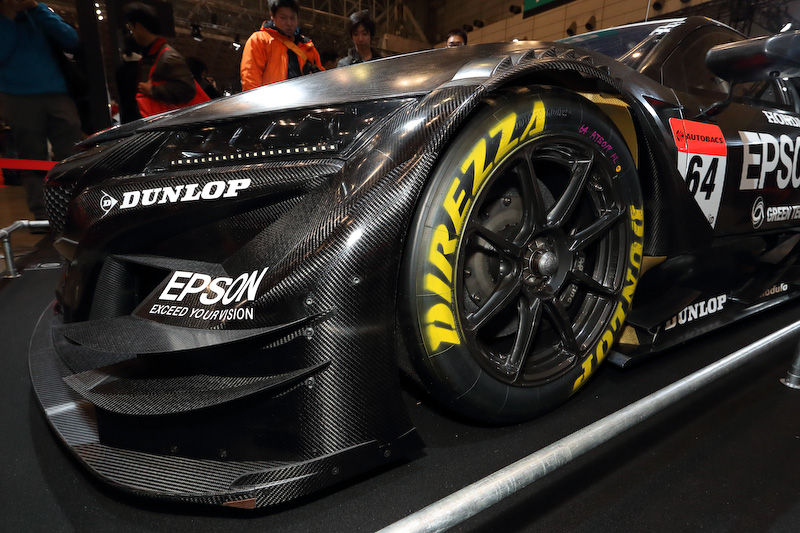 ホンダブース内に設けられたHonda Racingコーナーに展示されていた2017年仕様のNSX-GT。これは64号車「Epson Nakajima Racing」のマシン。レースにおいて重要なアイテムとなるダンロップタイヤとModulo製ホイールも装着されていた