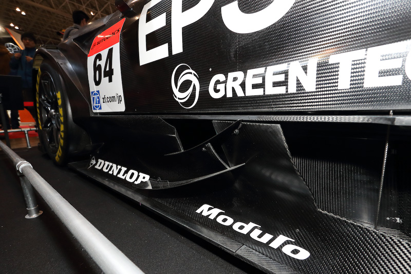 ホンダブース内に設けられたHonda Racingコーナーに展示されていた2017年仕様のNSX-GT。これは64号車「Epson Nakajima Racing」のマシン。レースにおいて重要なアイテムとなるダンロップタイヤとModulo製ホイールも装着されていた