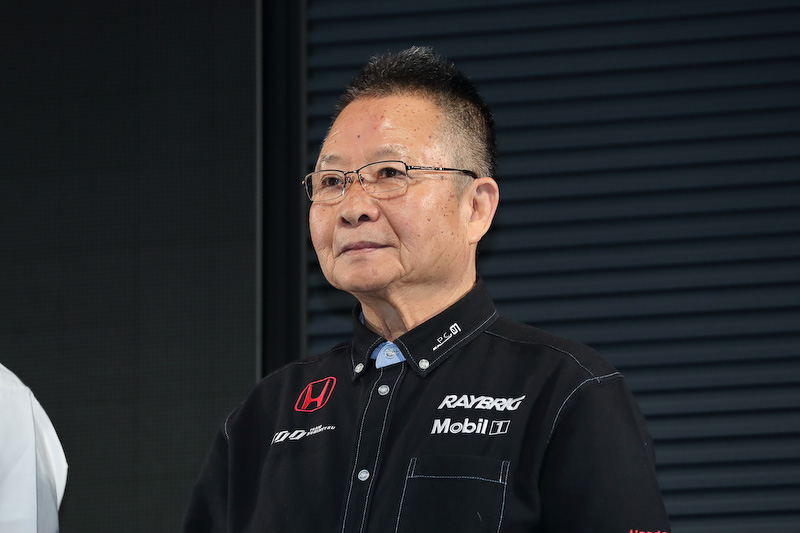 「TEAM KUNIMITSU」で監督を務める高橋国光氏。日本を代表するレーシングドライバーだった方で、現役引退後もファンは多い