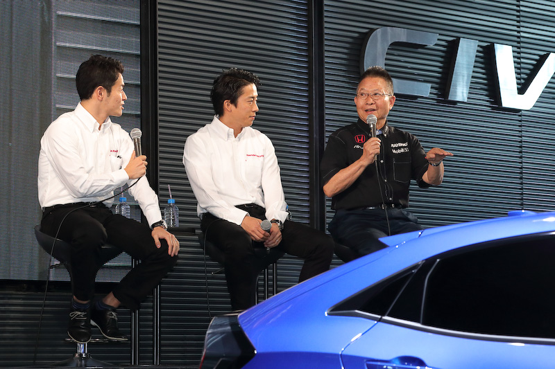 終始にこやかな表情だった高橋監督。トークも若い2人のドライバーやメカニックを立ててながら進行。人柄のよさというか器の大きさを感じた