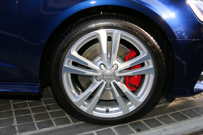 タイヤサイズは225/40 R18