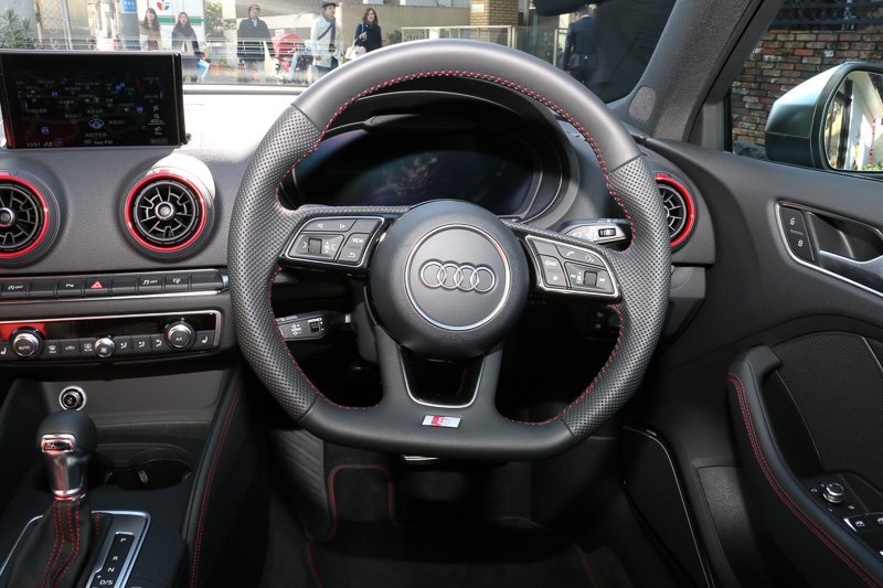 フラットボトムタイプの3スポークレザーステアリング