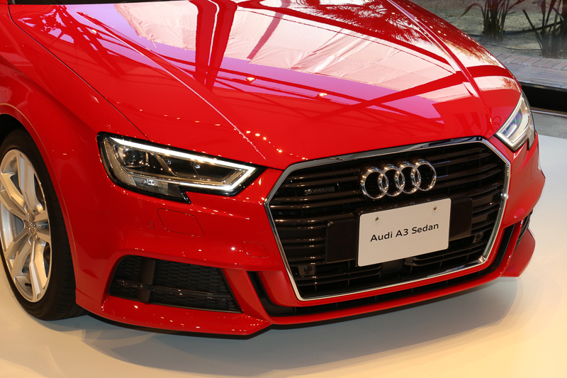 フロントマスクではシングルフレームグリルのデザイン変更を実施