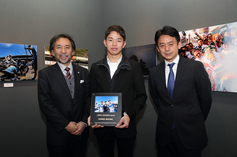 「KONDO RACING TEAM」統括本部長の河野初樹氏（右）と佐々木大樹選手（中央）