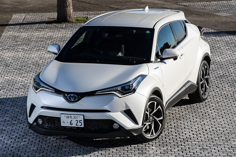 ハイブリッド車のC-HR G（ホワイトパールクリスタルシャイン）