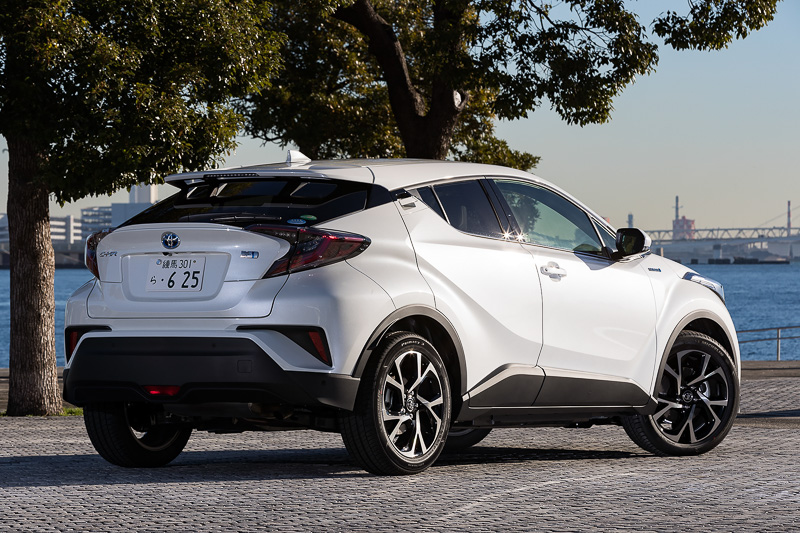 ハイブリッド車のC-HR G（ホワイトパールクリスタルシャイン）