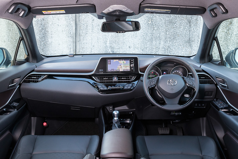 C-HR Gのインパネ。内装色はリコリスブラウン