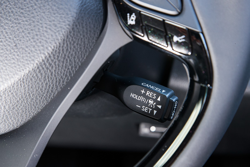 本革巻き3本スポークステアリングは全車に標準装備。同じく全車標準装備のレーダークルーズコントロールの操作スイッチをステアリング右側に配置