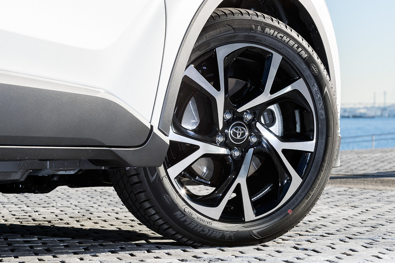 18インチホイールは切削光輝＋ブラック塗装。タイヤサイズは225/50 R18