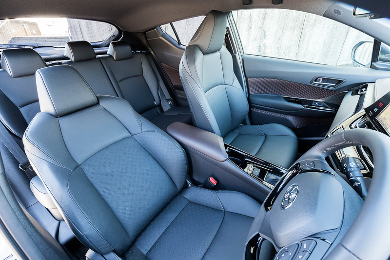 C-HR Gのシート。表皮は上級ファブリック＋本革