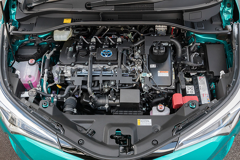 プリウスなどにも採用されている「2ZR-FXE」は、最高出力は72kW（98PS）、最大トルクは142Nm（14.5kgm）を発生。これに最高出力53kW（72PS）、最大トルク163Nm（16.6kgm）の「1NM」モーターを組み合わせる