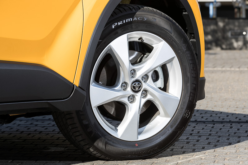 ハイブリッドのS、ターボのS-Tで標準装備する17インチのタイヤ＆ホイール。銘柄は18インチと同じミシュランのプライマシー 3で、サイズは215/60 R17