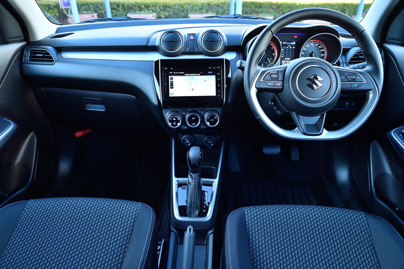 スイフト RStのインパネ。内装色は全車ブラックで、シート表皮にRS専用品が用意されること以外ではインテリアデザインにグレードによる差などはない