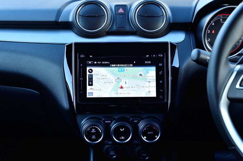 全方位モニター付メモリーナビゲーションはXG以外のグレードにメーカーオプション設定。価格は14万2560円。AppleのCarPlay、GoogleのAndroid Autoに対応している