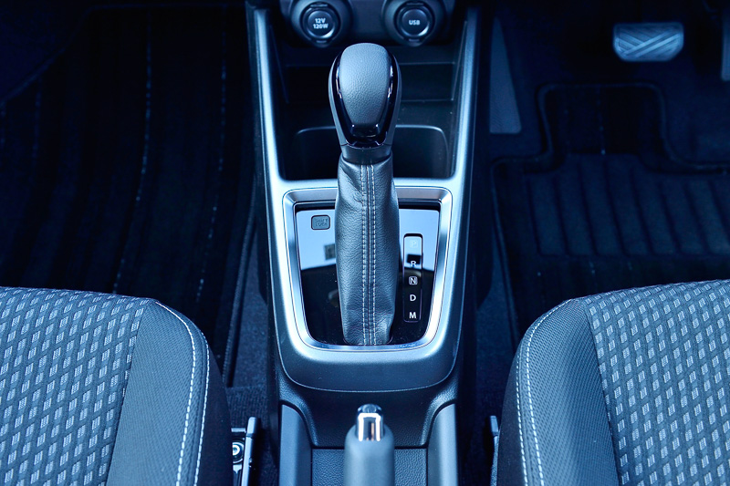 シルバーコンソールオーナメントはRS専用。トランスミッションは6速AT、CVT、5速MTの3種類を用意する