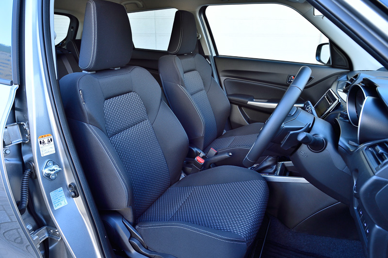 セーフティパッケージ（メーカーオプション）装着車は「フロントシートSRSサイドエアバッグ」を装備する