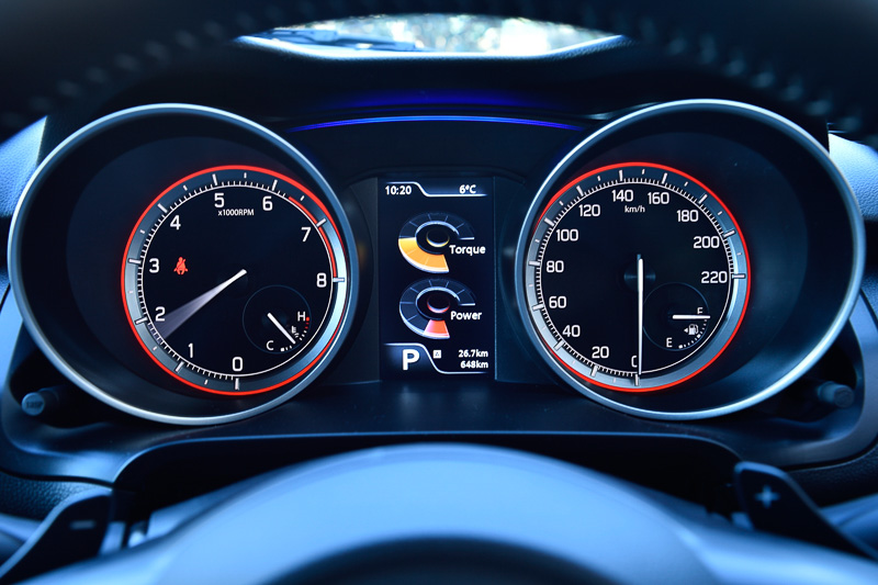 「パワー/トルク表示」はエンジン回転ごとの発生パワー＆トルクをリアルタイム表示。メーター上部にある「ステータスインフォメーションランプ」は、通常ではブルー、燃費がよい状態ではグリーン、回生発電時にはホワイトに光る