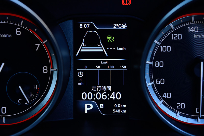 マルチインフォメーションディスプレイはパワー/トルク表示以外にも、マイルドハイブリッドの作動状態やGモーション、アダプティブクルーズコントロールなどさまざまな情報を表示可能