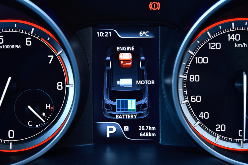 マルチインフォメーションディスプレイはパワー/トルク表示以外にも、マイルドハイブリッドの作動状態やGモーション、アダプティブクルーズコントロールなどさまざまな情報を表示可能