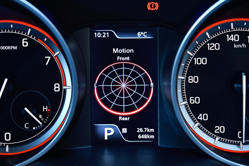 マルチインフォメーションディスプレイはパワー/トルク表示以外にも、マイルドハイブリッドの作動状態やGモーション、アダプティブクルーズコントロールなどさまざまな情報を表示可能