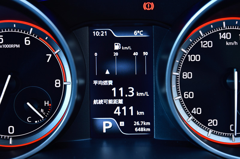マルチインフォメーションディスプレイはパワー/トルク表示以外にも、マイルドハイブリッドの作動状態やGモーション、アダプティブクルーズコントロールなどさまざまな情報を表示可能