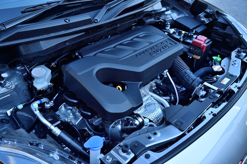 「ブースタージェット」の名称を持つ直列3気筒DOHC 1.0リッター直噴ターボ「K10C」型エンジンは、「バレーノ」ではプレミアムガソリン仕様だったところ、スイフトではレギュラーガソリン仕様とされた。最高出力75kW（102PS）/5500rpm、最大トルク150Nm（15.3kgm）/1700-4500rpmを発生