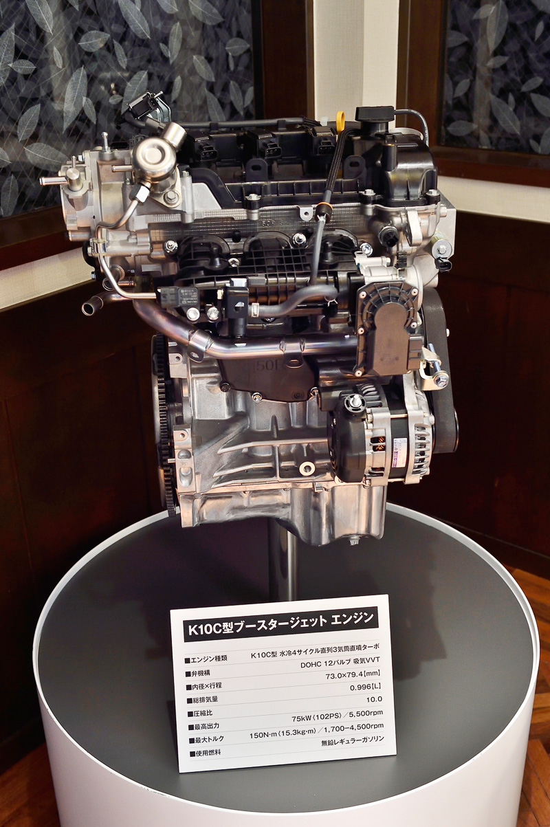 「K10C」型エンジンのカットモデル。バレーノのハイオク仕様からレギュラー仕様になって9PS/10Nm出力が低下したが、ランニングコストを重視しての変更とのこと