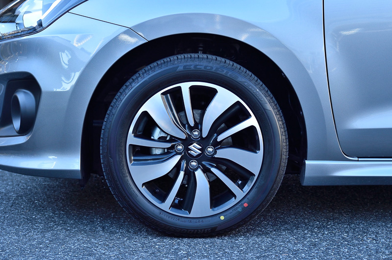 RS専用の切削加工＆ブラック塗装の16インチホイールに、185/55 R16タイヤを装着。タイヤの銘柄はブリヂストンのエコピア EP150