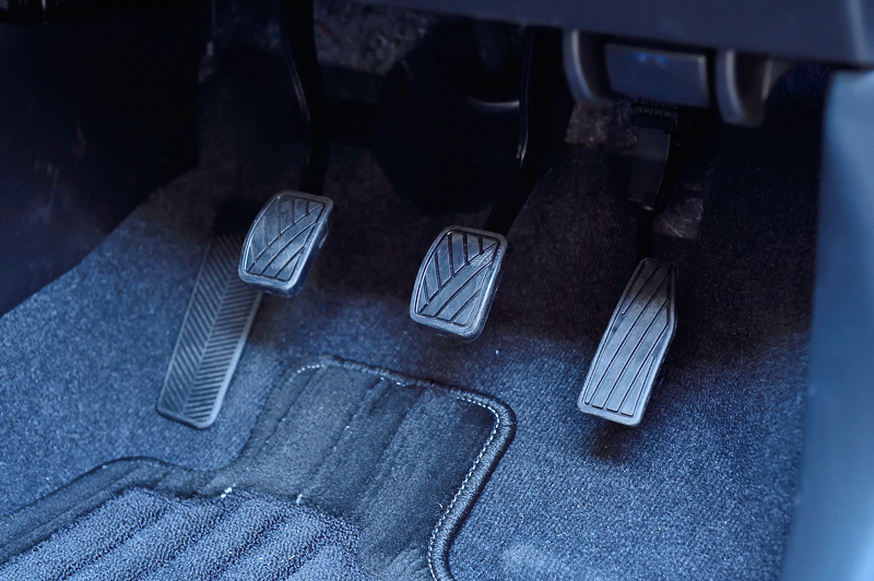 クラッチペダルのゴム踏面はブレーキと同じデザイン