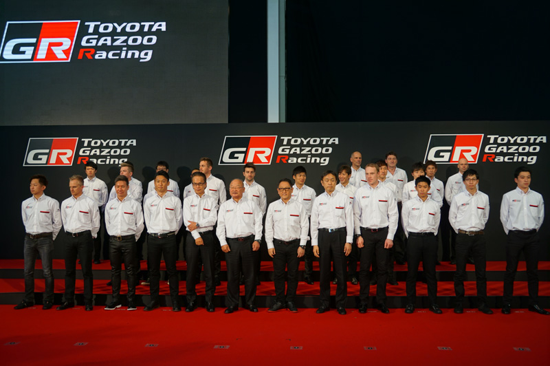 発表会で登壇したトヨタの役員とドライバー