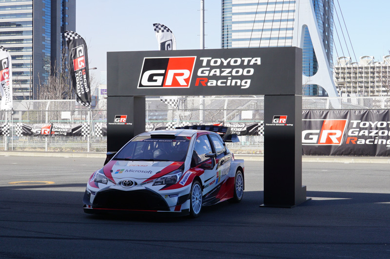 最後はゲートの下で停止