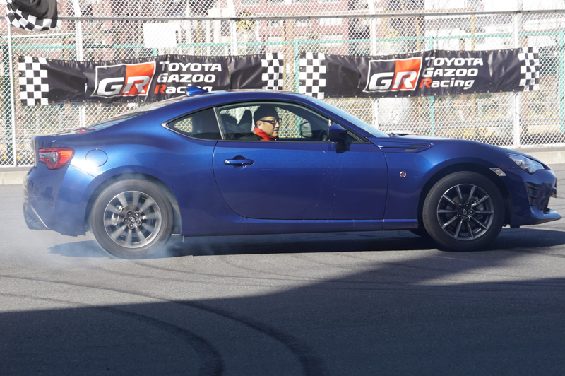 モリゾウ選手が見事なドリフトやドーナツターンを披露